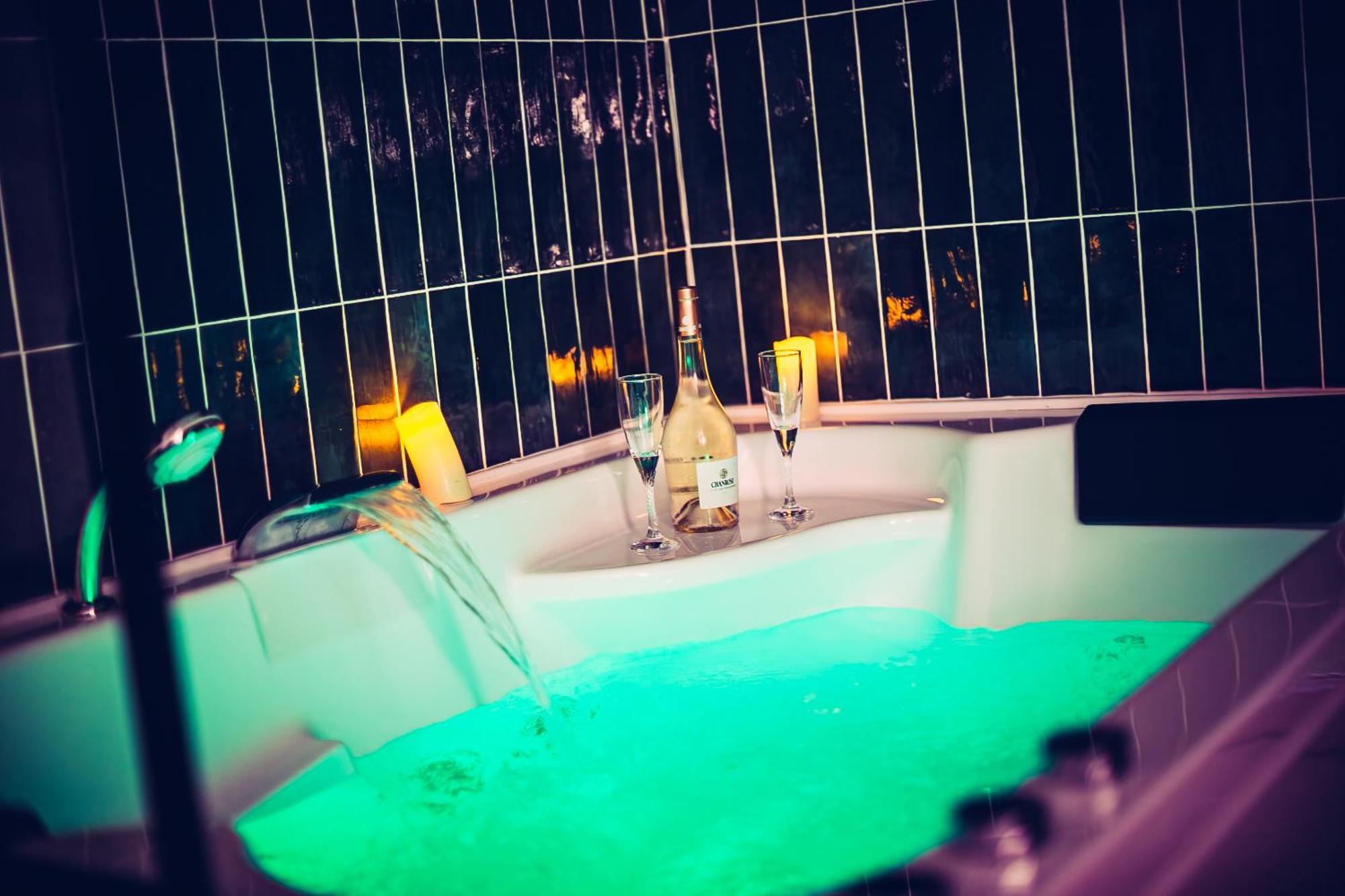 Love Room Du Mont D'Or - Baignoire Spa - Minibar Offert Марсилия Екстериор снимка