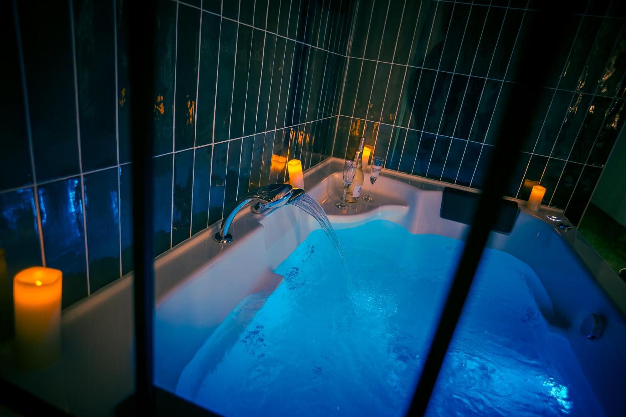 Love Room Du Mont D'Or - Baignoire Spa - Minibar Offert Марсилия Екстериор снимка